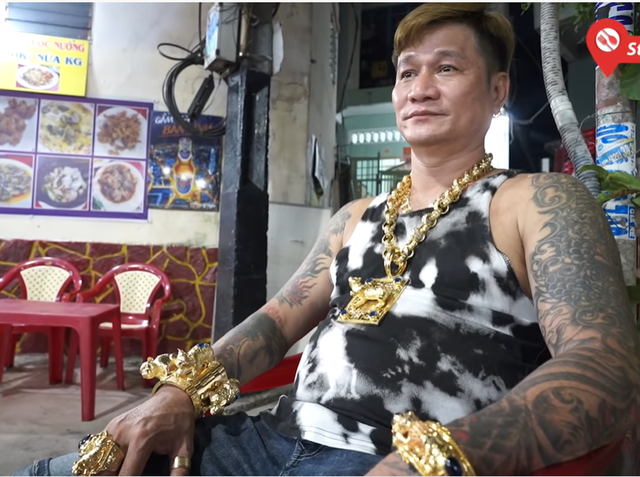 Tiết lộ bất ngờ về ông chủ quán ốc đeo 116 cây vàng gây sốt - Hình 7 Tiet lo bat ngo ve ong chu quan oc deo 116 cay vang gay sot-Hinh-7
