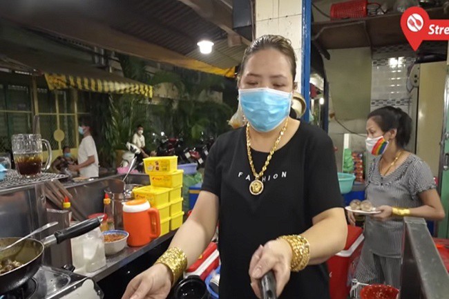 Tiết lộ bất ngờ về ông chủ quán ốc đeo 116 cây vàng gây sốt - Hình 8 Tiet lo bat ngo ve ong chu quan oc deo 116 cay vang gay sot-Hinh-8