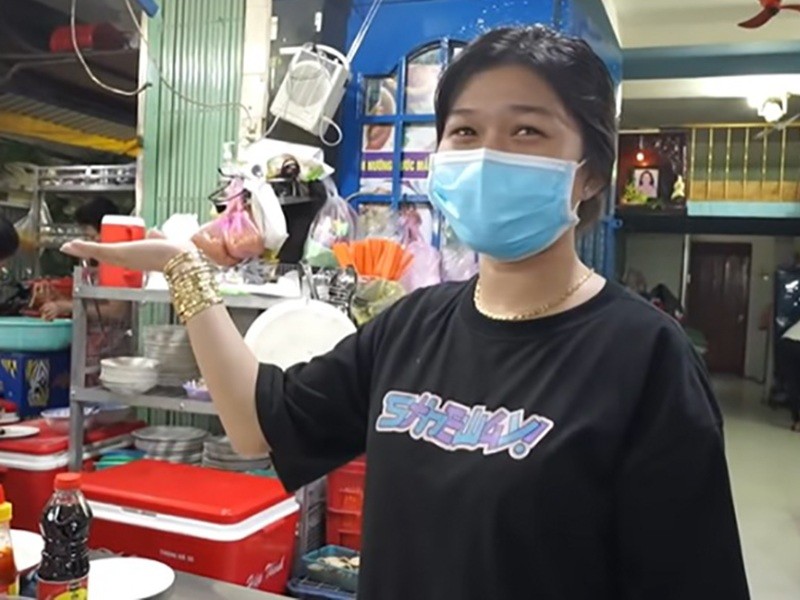 Tiết lộ bất ngờ về ông chủ quán ốc đeo 116 cây vàng gây sốt - Hình 9 Tiet lo bat ngo ve ong chu quan oc deo 116 cay vang gay sot-Hinh-9
