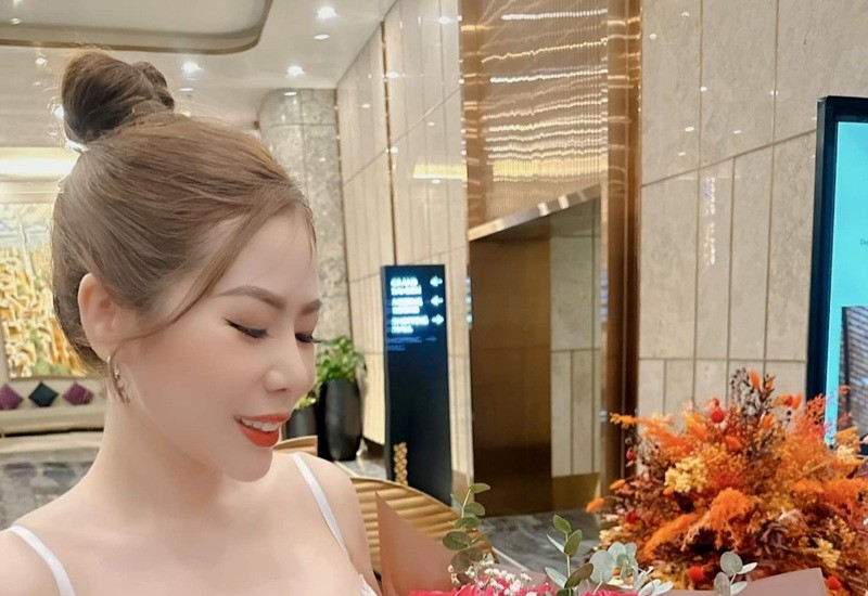 Nu dai gia trao hoi mon 49 cay vang cho em gai la ai?-Hinh-4