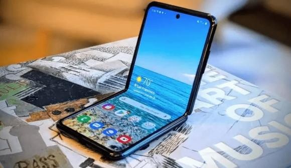 Samsung tung video khoi dong dien thoai Galaxy Z Flip5