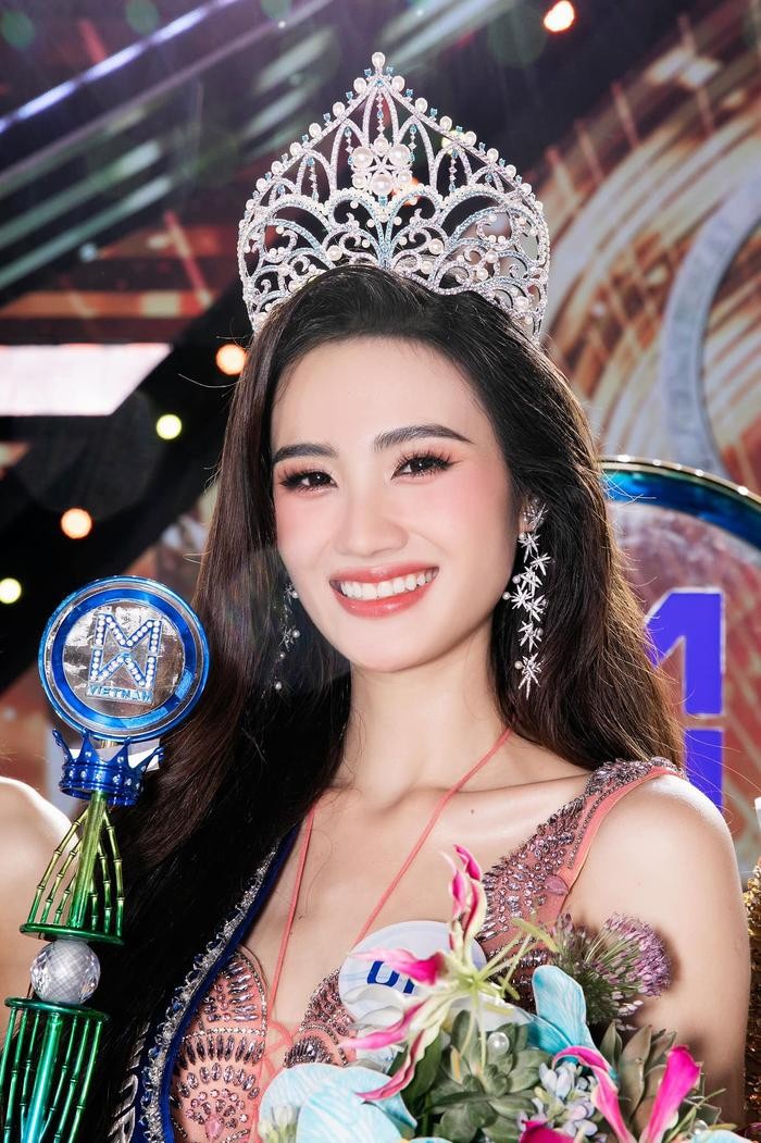 So VH lam viec voi BTC Miss World VN ve de nghi tuoc danh hieu Hoa hau Y Nhi