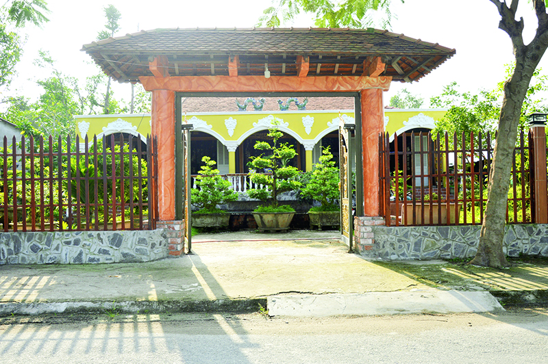 Ben trong ngoi nha co voi hang tram “bau vat” doc nhat mien Tay