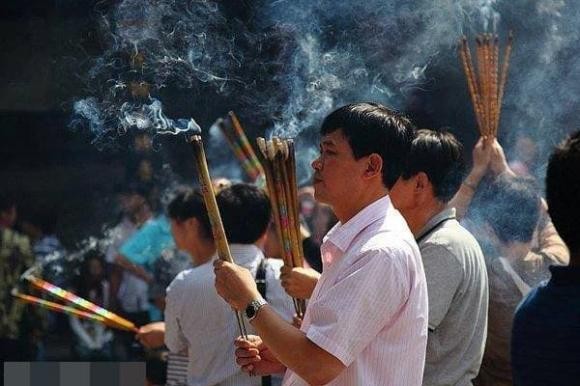 Thap huong bang tay trai hay tay phai? Nhieu nguoi dang lam sai!