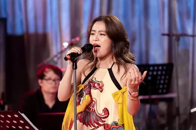 Hoang Thuy Linh co hat live duoc khong ma lam live show?