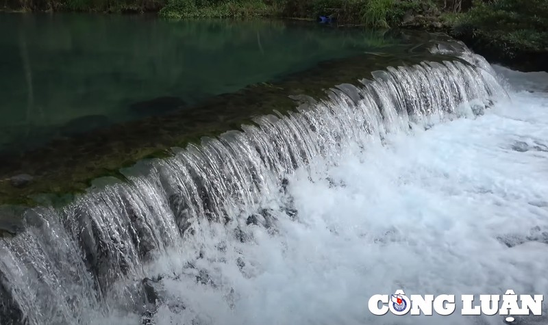 ngan ngo truoc ve dep trong xanh cua suoi le nin cao bang hinh 1