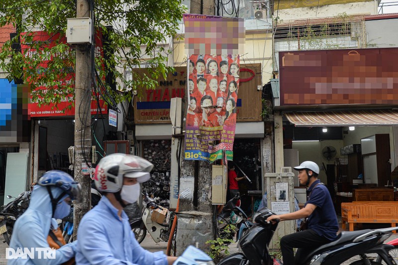 Cot dien, tram bien ap o Ha Noi bi quang cao, rao vat “buc tu“-Hinh-2