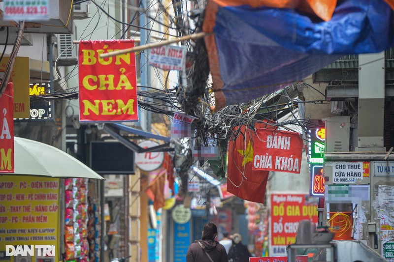 Cot dien, tram bien ap o Ha Noi bi quang cao, rao vat “buc tu“-Hinh-3