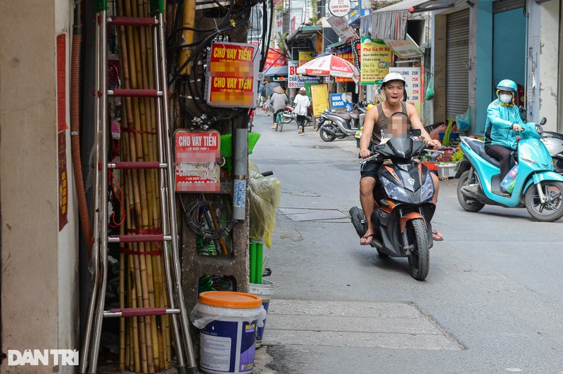 Cot dien, tram bien ap o Ha Noi bi quang cao, rao vat “buc tu“-Hinh-4