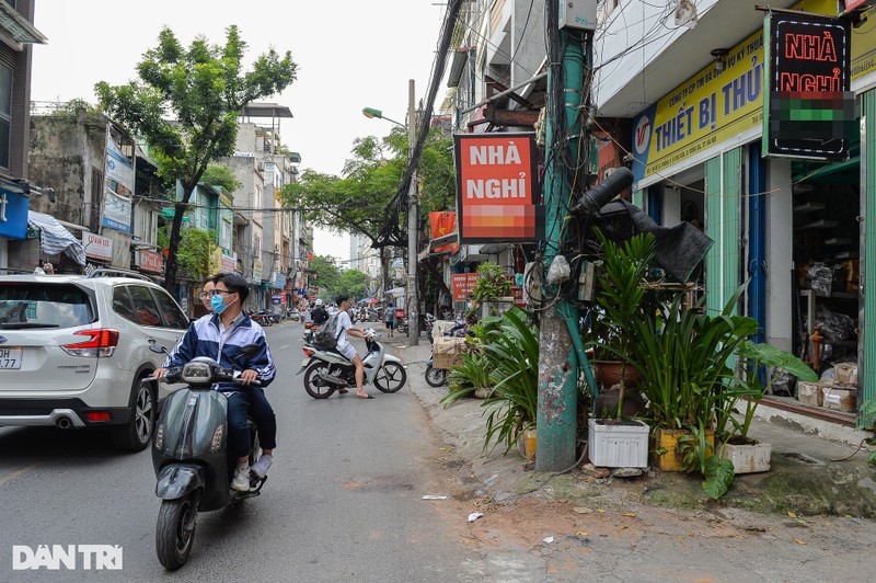 Cot dien, tram bien ap o Ha Noi bi quang cao, rao vat “buc tu“-Hinh-5