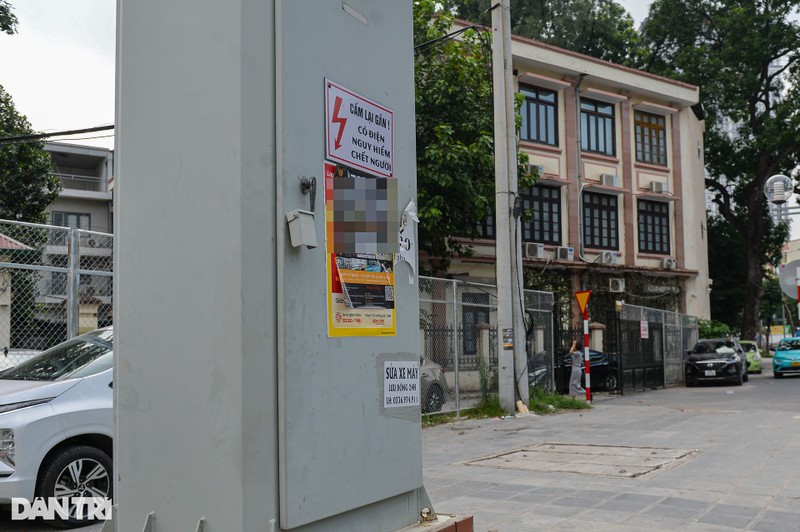 Cot dien, tram bien ap o Ha Noi bi quang cao, rao vat “buc tu“-Hinh-8