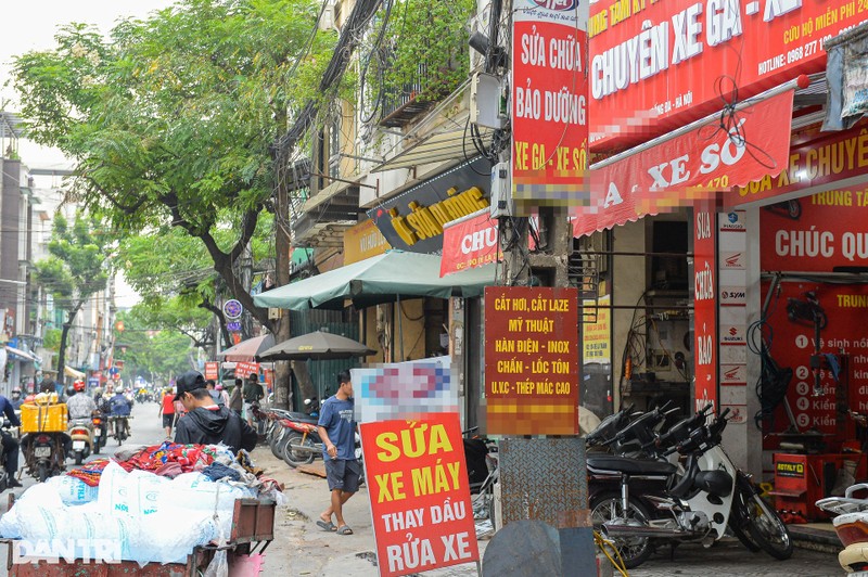 Cot dien, tram bien ap o Ha Noi bi quang cao, rao vat “buc tu“