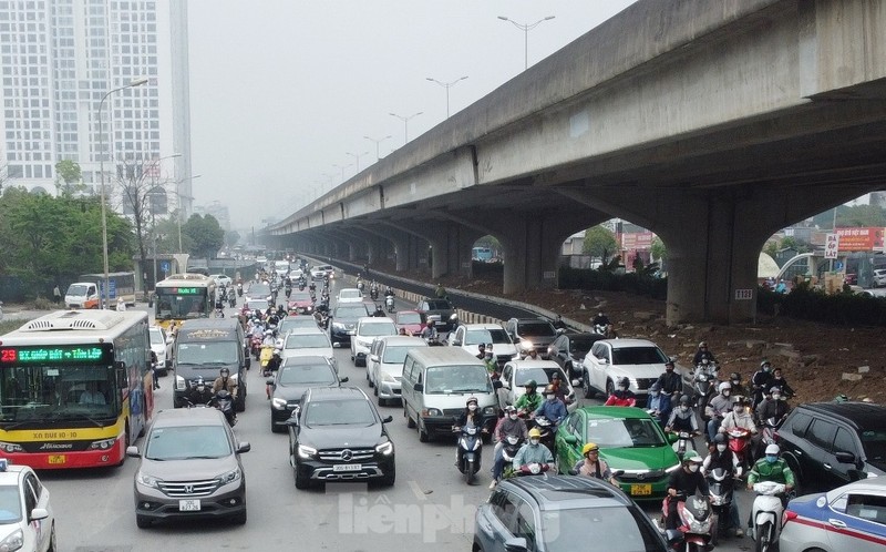 Het phep, cong truong quay rao duong Nguyen Xien van ngon ngang gay un tac-Hinh-5