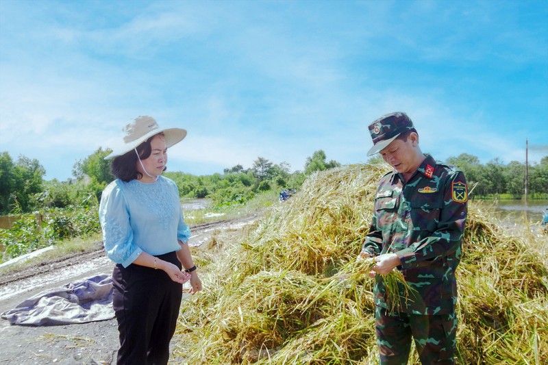 Hinh anh chien si ngam minh trong nuoc giup dan cuu lua-Hinh-12