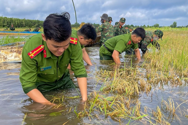 Hinh anh chien si ngam minh trong nuoc giup dan cuu lua-Hinh-5