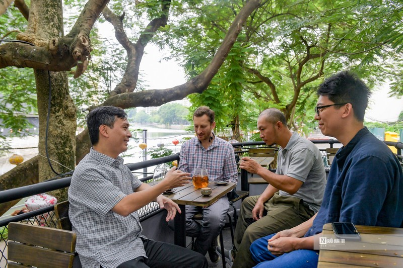 Doc dao khong gian tra Viet tren tau dien banh hoi-Hinh-3