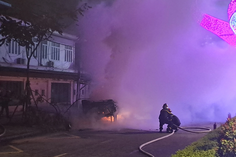 Xe Mercedes lat nhieu vong roi chay du doi, 6 nguoi thoat nan