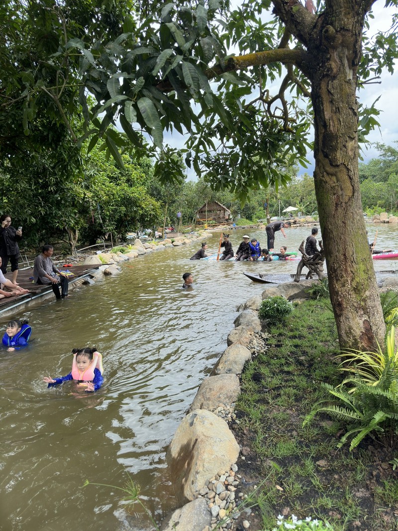 Choang ngop khu sinh thai 50.000m2 cua dien vien Van Trang-Hinh-9