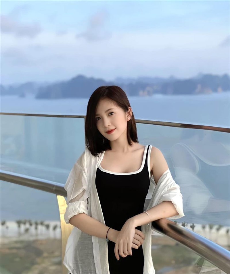 Style noi loan cua nu chinh 1m53 phim 'Chung Ta Cua 8 Nam Sau'-Hinh-6
