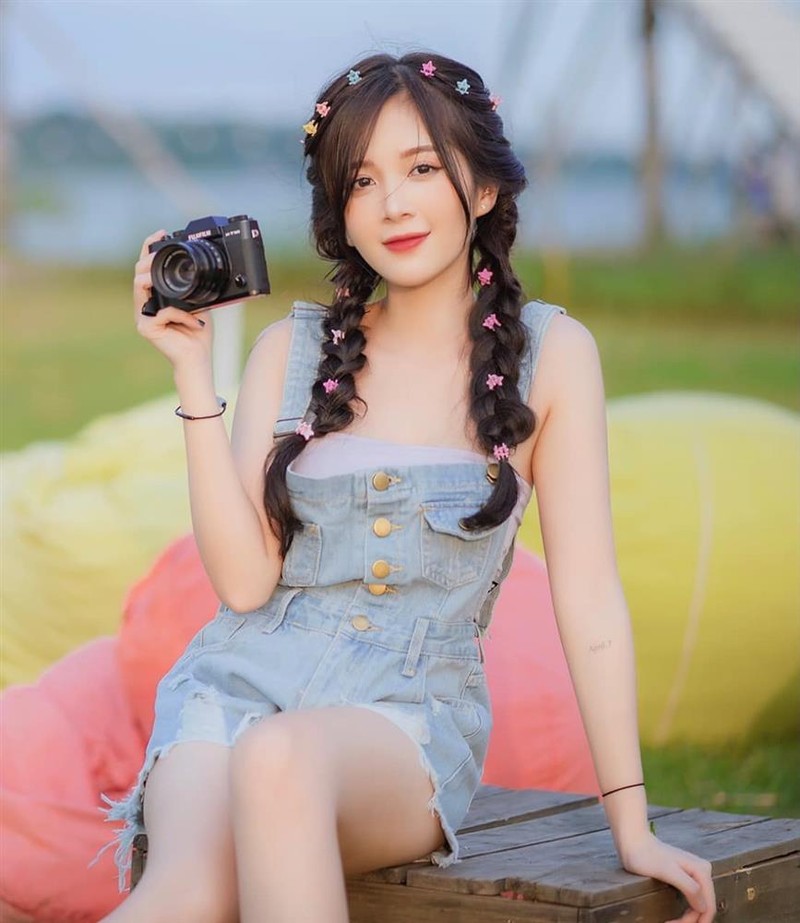 Style noi loan cua nu chinh 1m53 phim 'Chung Ta Cua 8 Nam Sau'-Hinh-8