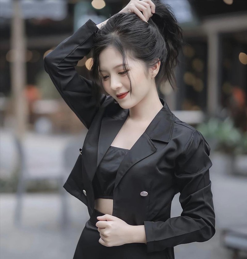 Style noi loan cua nu chinh 1m53 phim 'Chung Ta Cua 8 Nam Sau'-Hinh-9