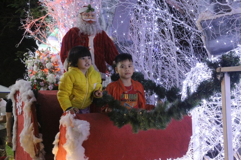 Ron rang khong khi Noel khap cac neo duong Da Nang-Hinh-14