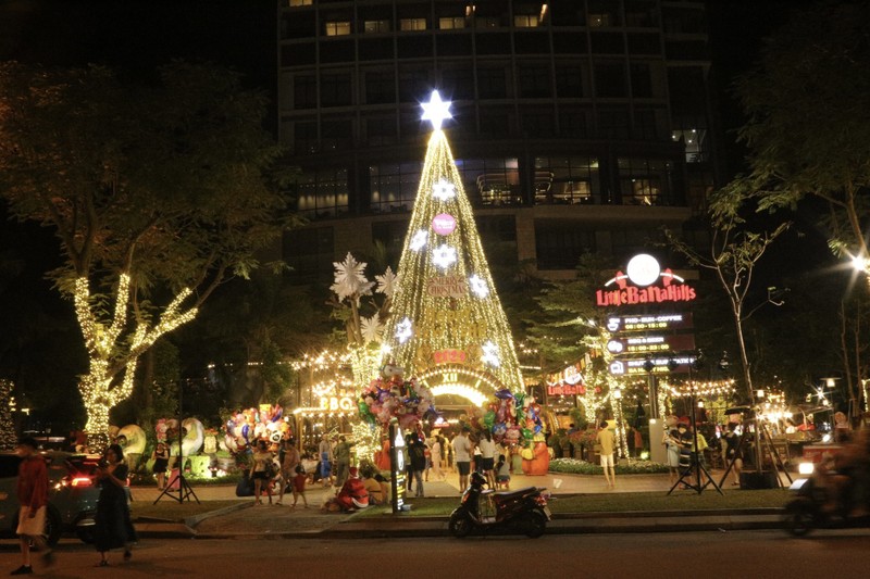 Ron rang khong khi Noel khap cac neo duong Da Nang-Hinh-7