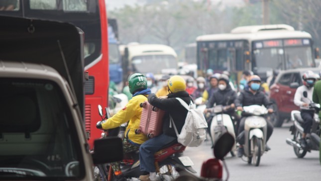 Ha Noi: Nhieu tuyen pho un tac truoc ngay nghi Tet Duong lich-Hinh-10