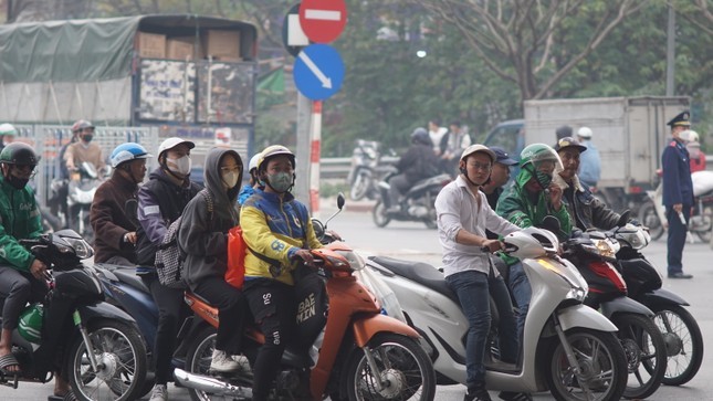 Ha Noi: Nhieu tuyen pho un tac truoc ngay nghi Tet Duong lich-Hinh-11