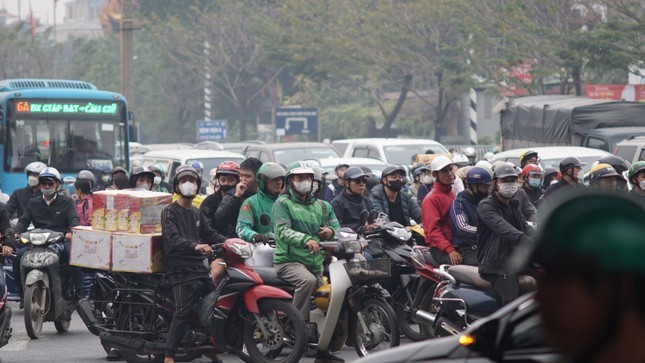 Ha Noi: Nhieu tuyen pho un tac truoc ngay nghi Tet Duong lich-Hinh-13