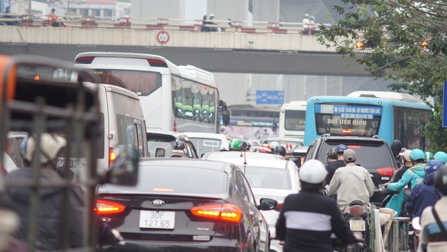 Ha Noi: Nhieu tuyen pho un tac truoc ngay nghi Tet Duong lich-Hinh-2