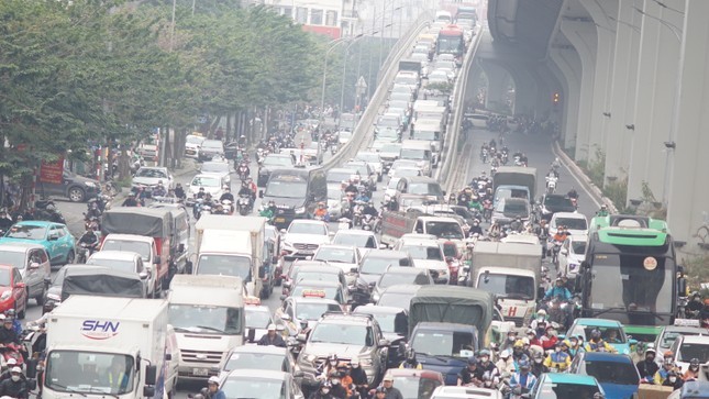 Ha Noi: Nhieu tuyen pho un tac truoc ngay nghi Tet Duong lich-Hinh-3