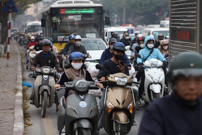 Ha Noi: Nhieu tuyen pho un tac truoc ngay nghi Tet Duong lich-Hinh-8