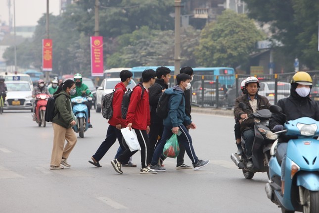 Ha Noi: Nhieu tuyen pho un tac truoc ngay nghi Tet Duong lich-Hinh-9