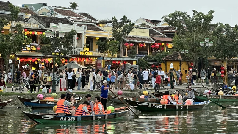 Du khach un un do ve pho co Hoi An nhung ngay giap Tet-Hinh-6