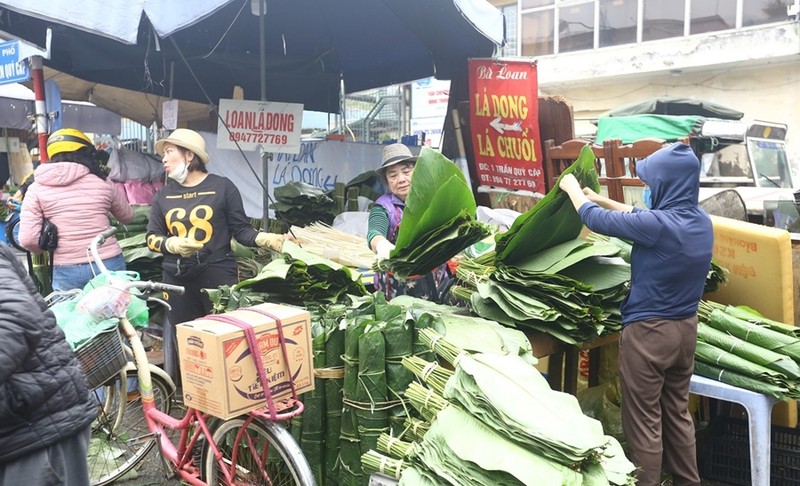 Nhon nhip cho la dong lau doi nhat Ha Noi ngay can Tet-Hinh-5