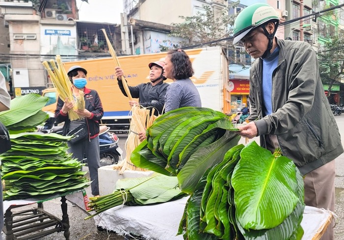 Nhon nhip cho la dong lau doi nhat Ha Noi ngay can Tet-Hinh-6