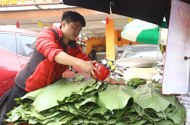 Nhon nhip cho la dong lau doi nhat Ha Noi ngay can Tet-Hinh-7