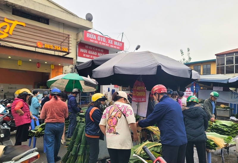 Nhon nhip cho la dong lau doi nhat Ha Noi ngay can Tet