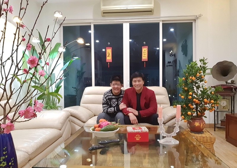 Nghe si Quoc Tuan xep hang den 2h chieu mua do