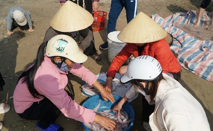 Bat ngo loai ca xua lon an nay trieu dong/kg khach tranh nhau mua-Hinh-3