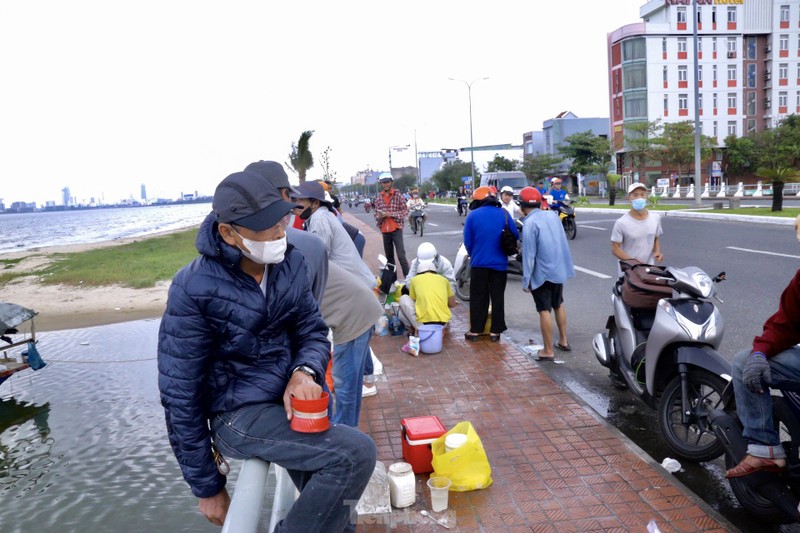 To mo xem can thu Da Nang cau ca bang vo chai-Hinh-12