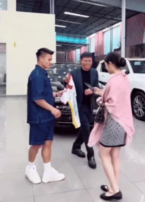 View - 	Chu Thanh Huyền và Quang Hải bị bắt gặp tại một showroom ô tô
