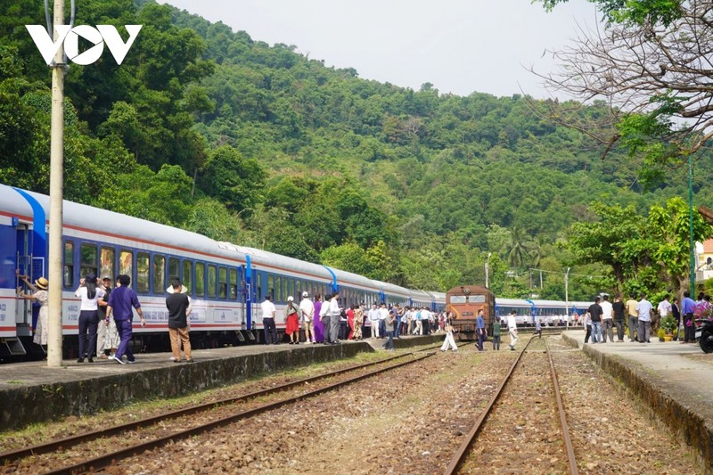 Du lich trai nghiem cung duong dep nhat Viet Nam bang tau hoa-Hinh-3