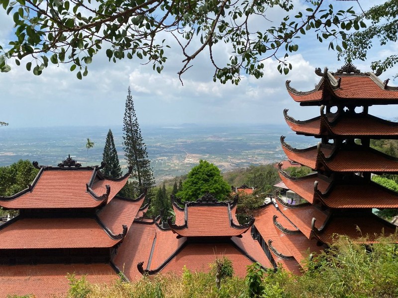 Vieng tham ngoi chua tren nui Ta Cu