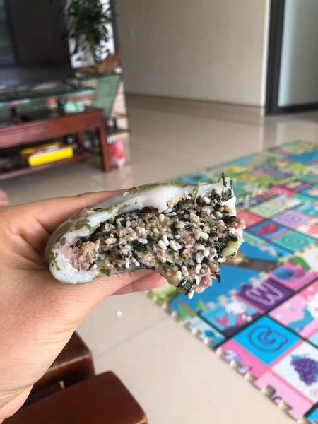 Chị em đua nhau mua bánh trứng kiến, tiểu thương hốt bạc - Hình 10 Chi em dua nhau mua banh trung kien, tieu thuong hot bac-Hinh-10