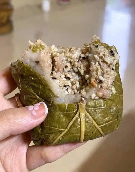 Chị em đua nhau mua bánh trứng kiến, tiểu thương hốt bạc - Hình 2 Chi em dua nhau mua banh trung kien, tieu thuong hot bac-Hinh-2