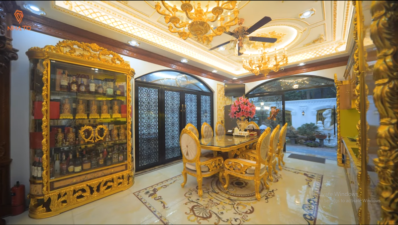 Choáng ngợp biệt thự dát vàng tặng ba mẹ của đại gia Bắc Ninh - Hình 9 Choang ngop biet thu dat vang tang ba me cua dai gia Bac Ninh-Hinh-9