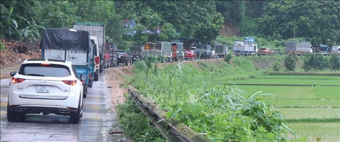 Tac duong keo dai hang km do sat lo dat, da tai Bac Kan-Hinh-2