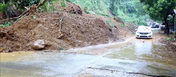 Tac duong keo dai hang km do sat lo dat, da tai Bac Kan-Hinh-6